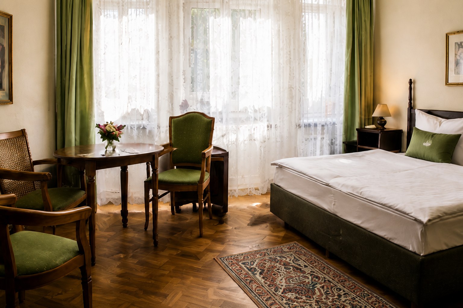 Helles Zimmer der Pension Lorenz mit Sitzecke